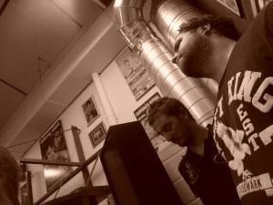 El autor y David Gistau durante una velada de boxeo en el Metropolitano, septiembre de 2012. (Foto: Ignacio Ruiz Quintano)