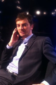 Bustos haciendo el narciso en un plató.