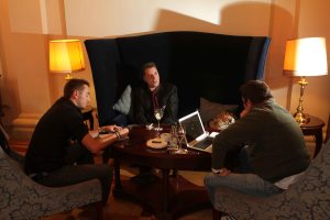 Hall del aristocrático hotel María Cristina, un diván alargado y una lengua rock.