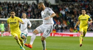 El balón se dirige al pie de Benzema como el culo al sofá.