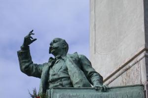 Castelar nos habla en gesto arrebatado desde la glorieta de la Castellana.