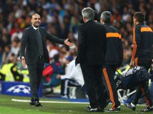 Carlo mira a Pep sin dejar de mascar chicle.