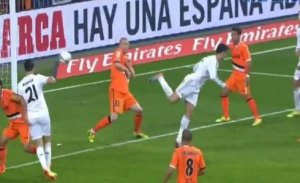 CR inventando un nuevo género en el gol.