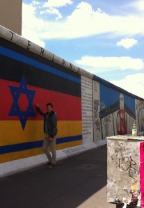 El bloguero ante el Muro. East Side Gallery, Berlín oriental.