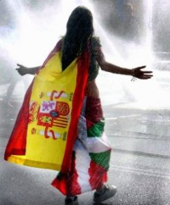 La foto de la bendita excepción a una regla triste: la de las identidades compatibles. La distribuyó EFE y fue tomada (en Viena) en 2008.