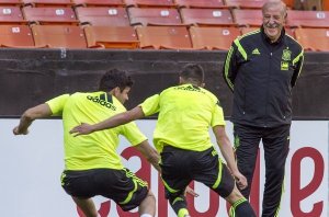 Del Bosque entrenando a los suyos.
