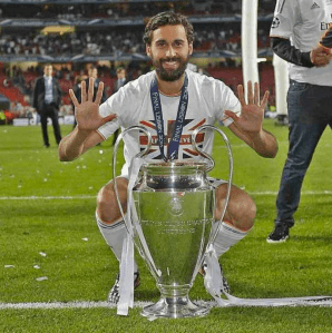 Arbeloa con la Décima y una camiseta con el icono ya del vanpalomaainismo: la Union Jack y la canción de Oasis favorita de Dick.
