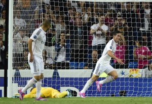 Benzema, James y un portero batido.