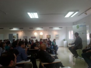 El ponente ante la audiencia.