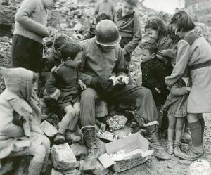 Navidad de 1942. Un soldado estadounidense reparte su chocolate entre unos niños.