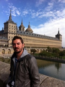 El Escorial con columnista delante.