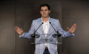 Una mano a la izquierda y otra a la derecha.