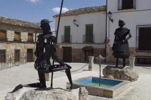 El amor literario ha de tener algo de idolatría.