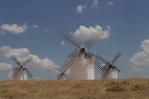 "Mire vuestra merced -respondió Sancho- que aquellos que allí se parecen no son gigantes, sino molinos de viento..."