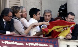 La bandera mirando al traidor de soslayo, y no al revés.