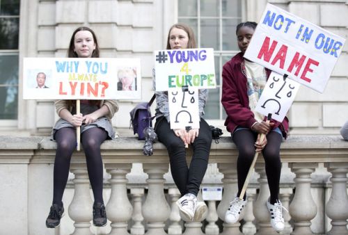 Jovenes-manifestantes-Brexit-Downing-Street_EDIIMA20160625_0221_5.jpg