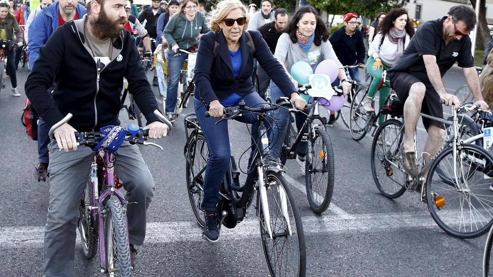 la-alcaldesa-manuela-carmena-se-sube-a-la-bici-para-celebrar-el-dia-sin-coches