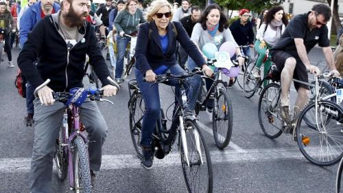 la-alcaldesa-manuela-carmena-se-sube-a-la-bici-para-celebrar-el-dia-sin-coches