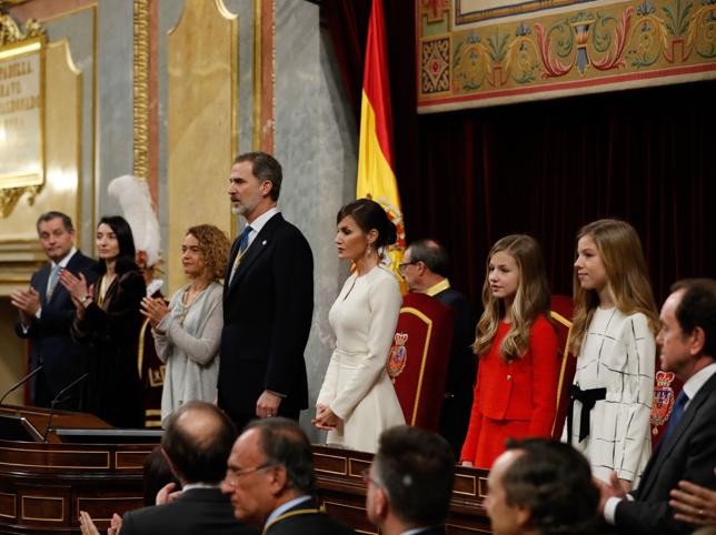 reina-letizia-princesa-leonor-vestido-apertura-legislatura-congreso-kICE-U10031300361yLC-644x483@MujerHoy